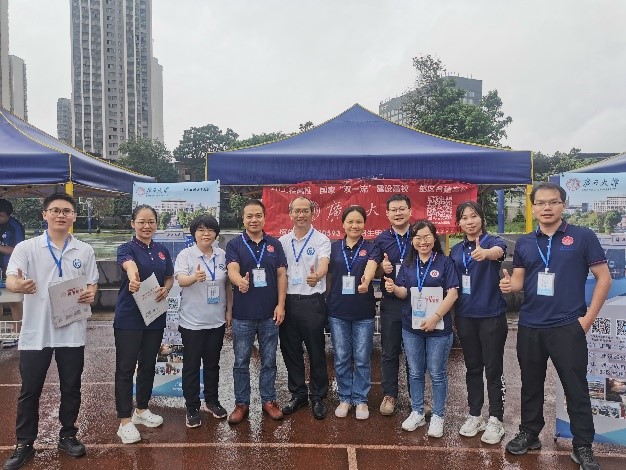 yL23411永利官网登录到柳州高级中学参加广西普通高校招生咨询会